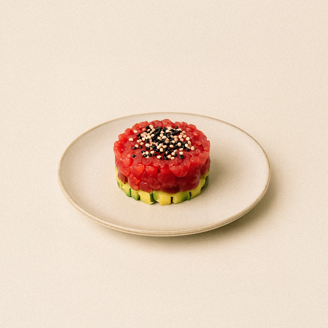 tartare de thon et avocat enrichi en collagène marin mcs dans une assiette beige