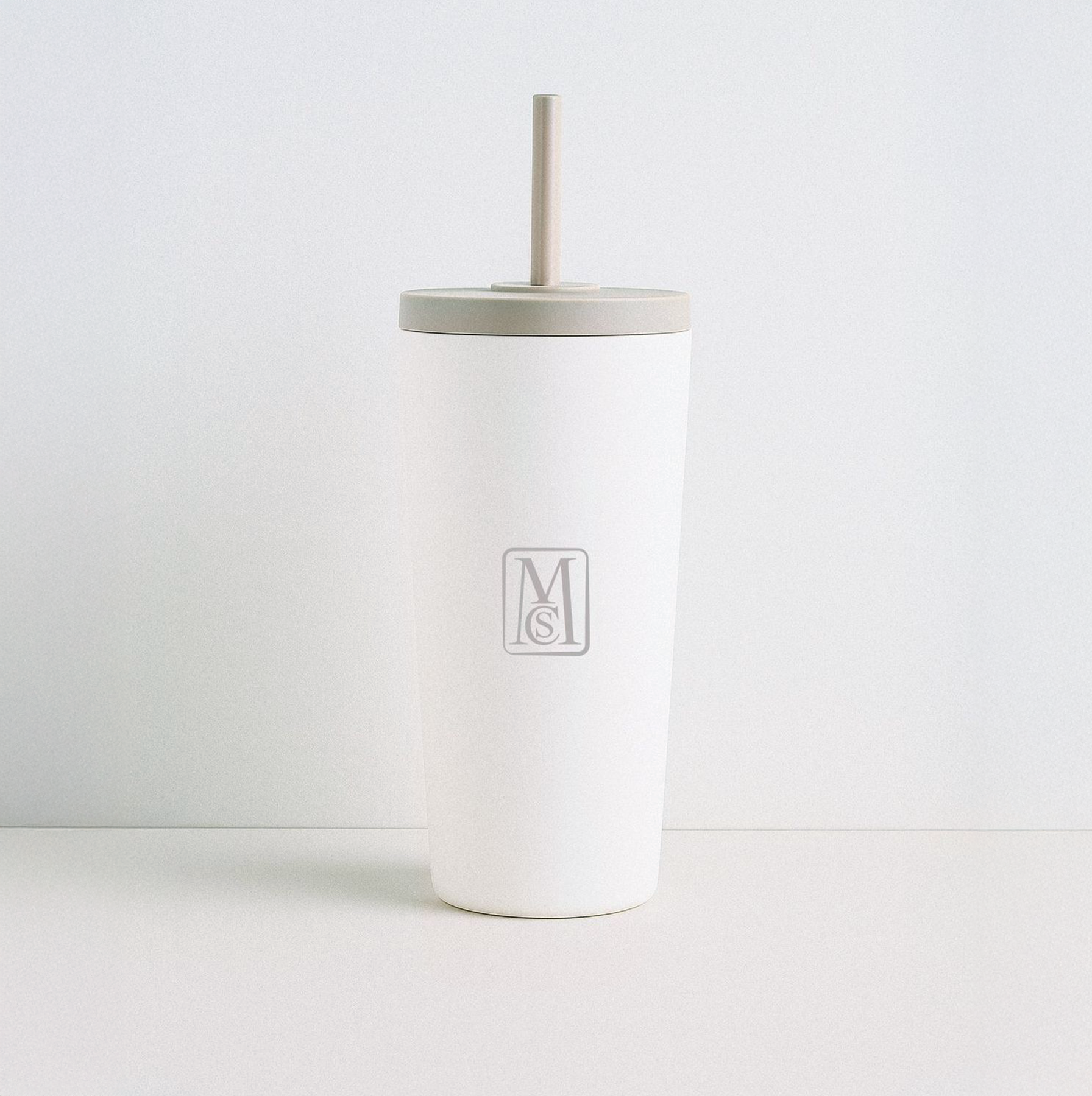 Gobelet réutilisable avec paille intégrée, accessoire pratique et durable pour intégrer le collagène marin dans une routine quotidienne.