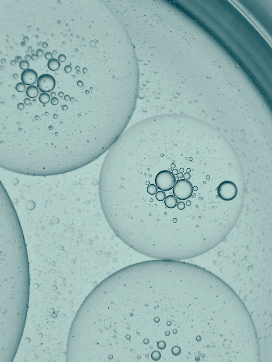 bulles microscopiques de collagène marin et acide hyaluronique illustrant la structure de la peau et l’hydratation cellulaire