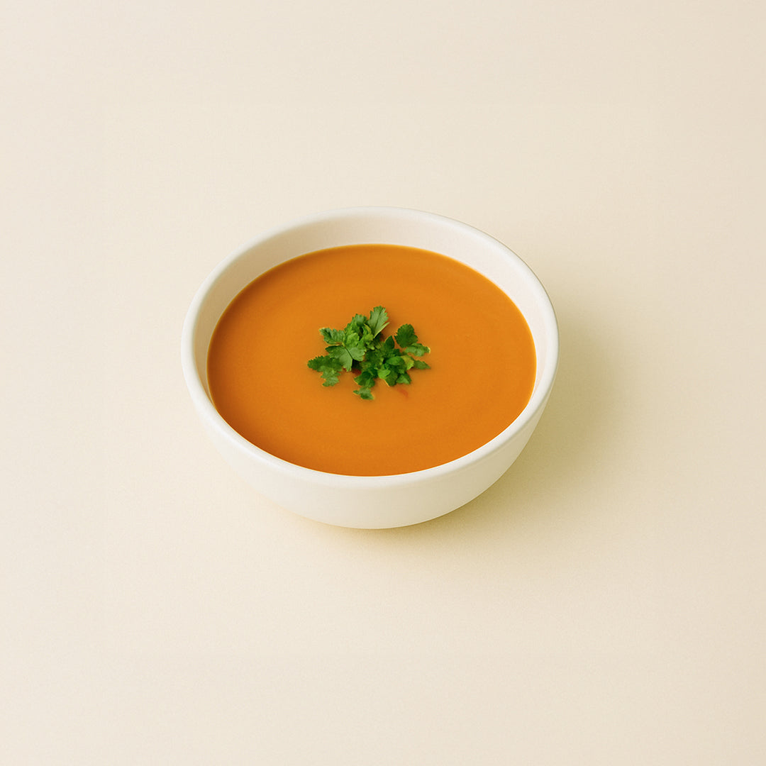 bol de soupe de carottes au collagène marin mcs garni de persil frais