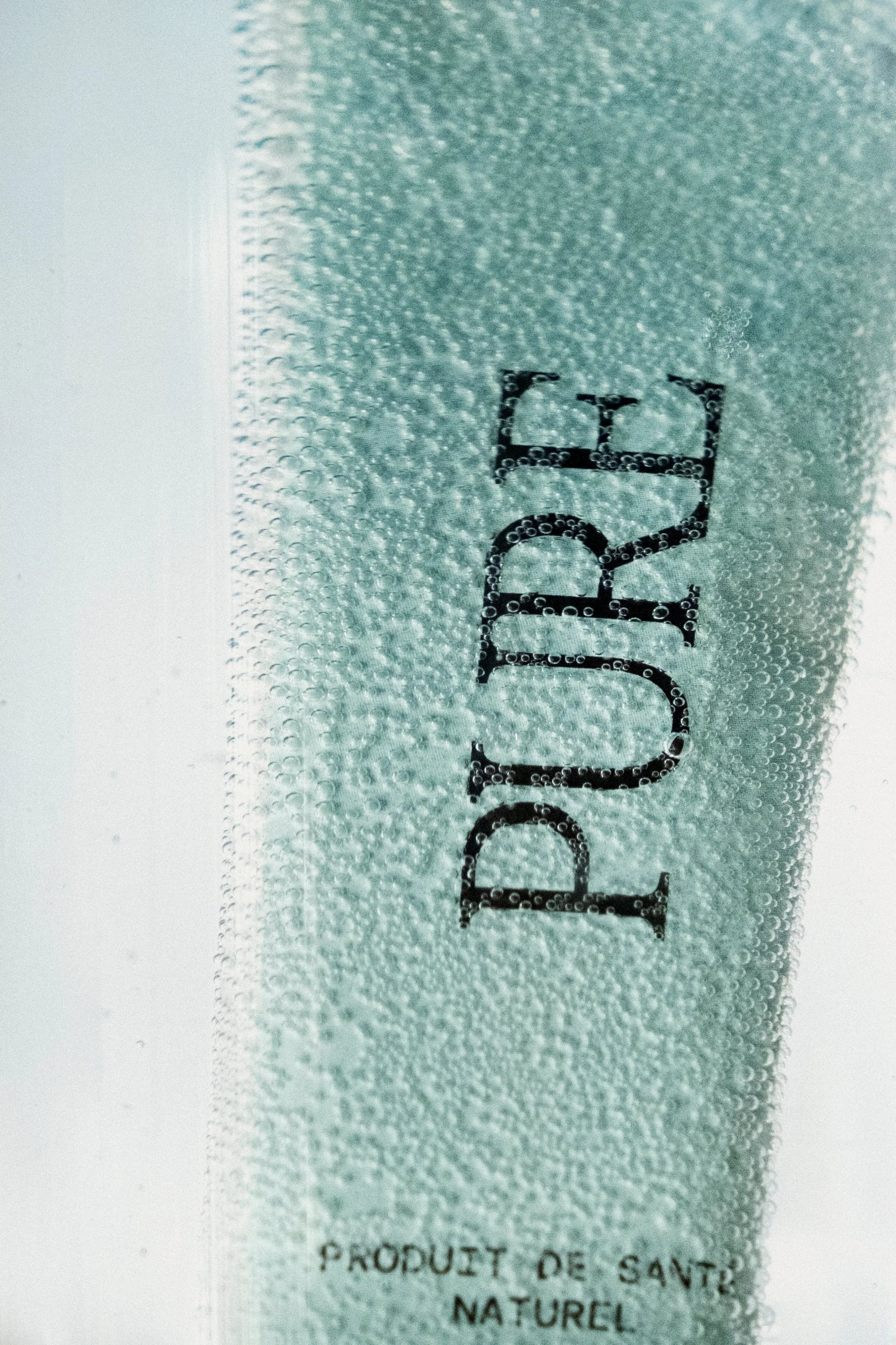 gros plan du sachet pure mcs de collagène marin, produit de santé naturel avec effet artistique sous bulles