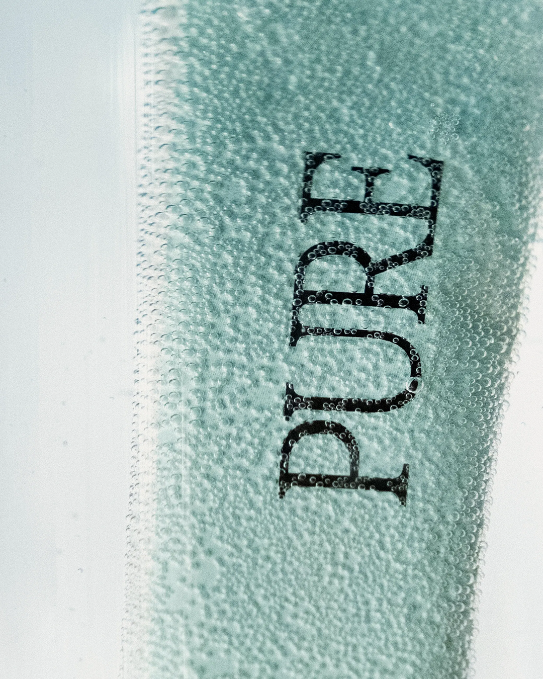 Gros plan artistique du sachet PURE MCS de collagène marin, produit de santé naturel