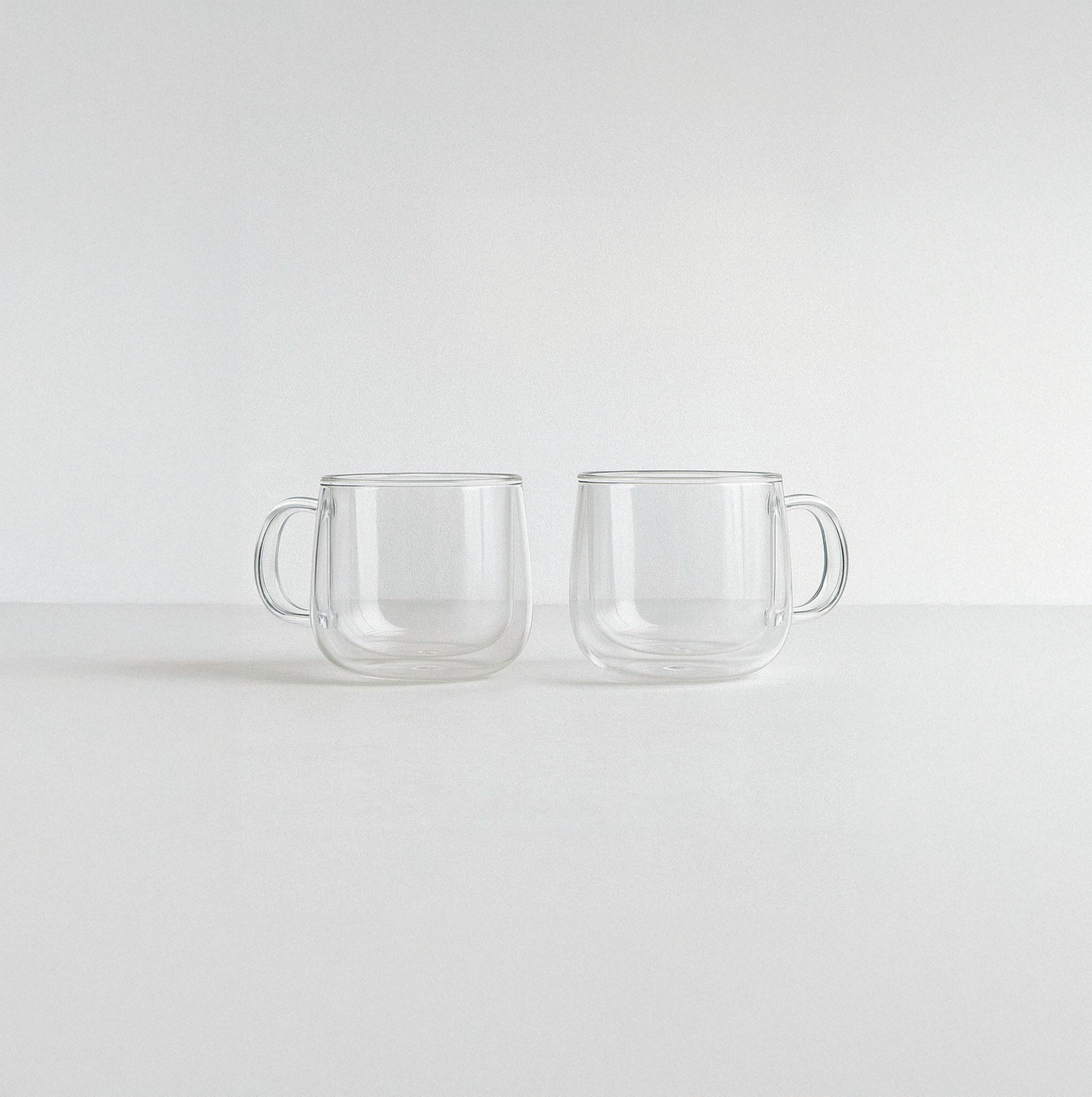 Ensemble de deux tasses en verre  accessoires de bien-être pour intégrer le collagène marin dans une routine quotidienne. 